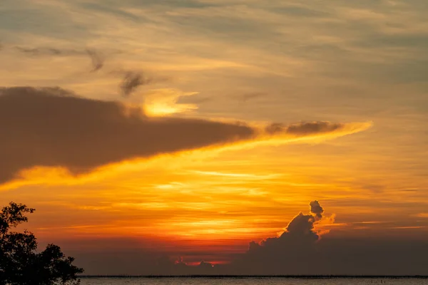 Belo Céu Por Sol Sobre Mar Tropical Céu Dourado Pôr — Fotografia de Stock