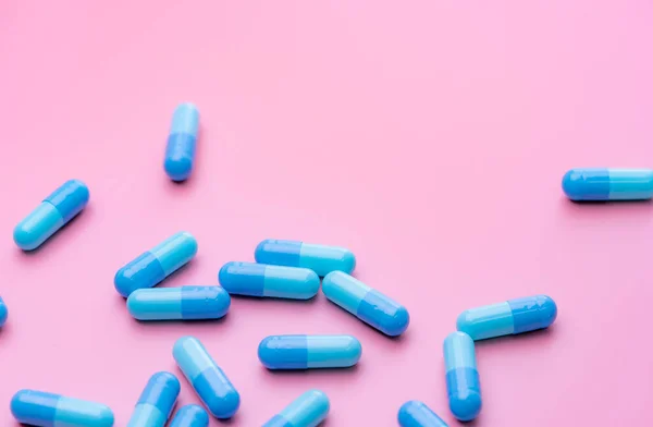 Blauwe Capsule Pillen Roze Achtergrond Online Apotheek Banner Een Groep — Stockfoto