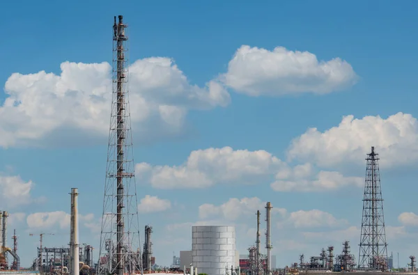 Olieraffinaderij Aardolieraffinaderij Met Blauwe Lucht Achtergrond Energie Energie Industrie Installatie — Stockfoto