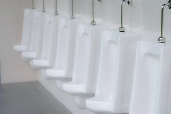 Urinarios Blancos Los Hombres Baño Público Urinarios Cerámica Fila Baño —  Fotos de Stock