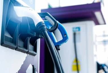 Elektrikli araba şarj istasyonu EV bataryası için. Elektrikli motoru olan bir araç için fiş. EV şarj aleti. Temiz enerji. Otoparkın şarj noktası. Alternatif enerji. Gelecekteki ulaşım teknolojisi