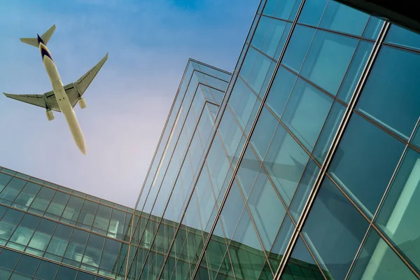 Avião Voando Acima Prédio Escritórios Arranha Céus Edifício Moderno Finanças — Fotografia de Stock