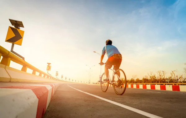 Vista Posterior Borrosa Hombre Usar Casco Montar Bicicleta Para Hacer —  Fotos de Stock
