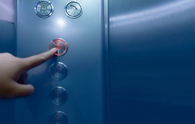Asansör düğmesinin beşinci katındaki kişi. Ofiste ya da otel asansöründe 5 numaralı tuşa bas. İşaret parmağı kaldırma düğmesine basar. Klostrofobi. İnsanlar asansörde kaldı. Körler alfabesi.