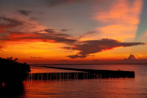 Prachtige Zonsondergang Hemel Boven Tropische Zee Rode Zonsondergang Hemel Skyline — Stockfoto