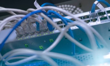 Veri merkezinde ağ anahtarı ve ethernet kablosu. Bilgisayar için internet yönlendirici kablosu. Ağ merkezi. İletişim ağı kablosuz. Ağ anahtarı ve ethernet optik fiber kablo askıda.