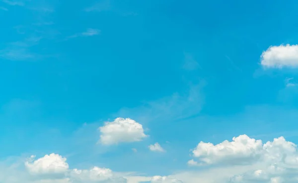 White Fluffy Cumulus Clouds Blue Sky Copy Space Text White — Stock Photo, Image