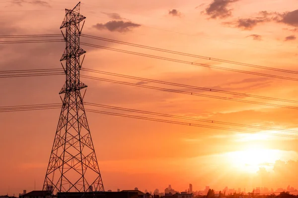 Högspänningsledningar Elektrisk Pylon Och Transmission Med Solnedgång Himmel Och Stadsbild — Stockfoto