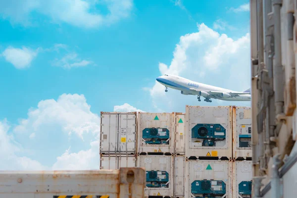 Vrachtvliegtuig Dat Boven Een Logistieke Container Vliegt Luchtlogistiek Reefer Voor — Stockfoto