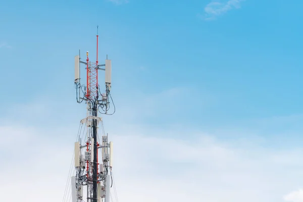 Telecommunicatietoren Met Blauwe Lucht Witte Wolken Achtergrond Antenne Blauwe Lucht — Stockfoto