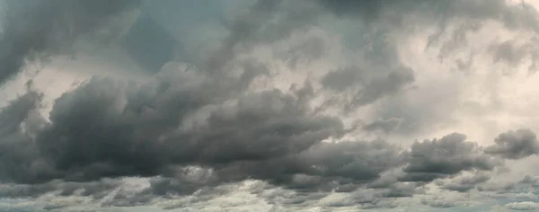 多云的天空全景 雨季来临前 天空灰蒙蒙的 白云纷飞 多云多愁善感的天空 暴风雨的天空云彩景观 忧郁和忧郁的背景 — 图库照片