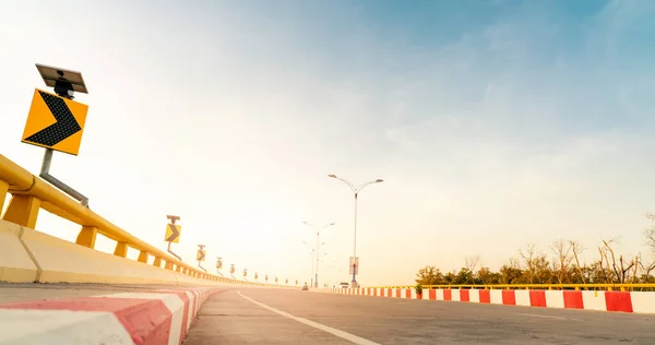 Curva Strada Cemento Con Cartello Stradale Curva Accanto Mare All — Foto Stock