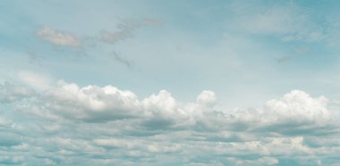 Mavi gökyüzünde beyaz kabarık bulutların panorama görüntüsü. Yakın çekim beyaz kümülüs bulutu dokusu arka plan. Beyaz kabarık bulut manzarası. Doğada güzellik. Pamuk gibi yumuşak bir his. Güzel bulutlar.