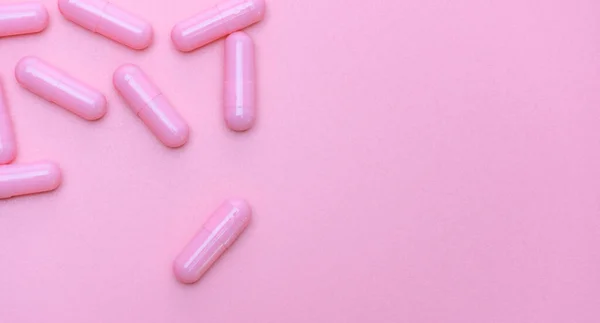 Top View Rózsaszín Kapszula Rózsaszín Háttér Másolási Hely Gyógyszerészeti Transzparens — Stock Fotó