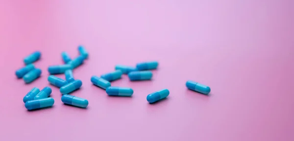 Focus Selettivo Pillole Capsula Blu Sfondo Rosa Bandiera Della Farmacia — Foto Stock