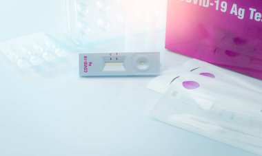 Kovid 19, burun temizleme için antijen testi. Koronavirüs enfeksiyonunu tespit etmek için antijen test kiti. Hızlı antijen testi. Corona virüsü teşhisi. covid-19 Antijen Testi için tıbbi aygıt.