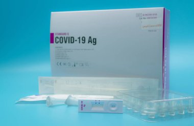 CHONBURI, THAILAND-26 Temmuz 2021: SD Biosensor tarafından üretilen standart Q COVID-19 Tarım Testi. Hızlı antijen test kiti. Covid-19 antijen testi için tıbbi cihaz. Coronavirus enfeksiyon tespit kiti.