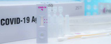 Kovid 19, burun temizleme için antijen testi. Koronavirüs enfeksiyonunu tespit etmek için antijen test kiti. Hızlı antijen testi. Corona virüsü teşhisi. covid-19 Antijen Testi için tıbbi aygıt.