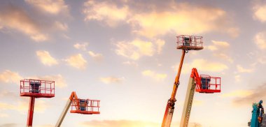 Eklemli gerdirme. Hava platformu kaldırması. Teleskopik patlama gökyüzüne doğru yükseliyor. Kiralık ve satılık seyyar vinç. Hidrolik asansör bakım ve onarım servisi. Turna bayiliği. 