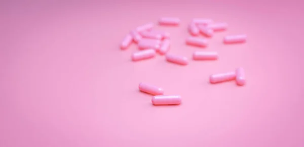 粉红胶囊的粉红背景药丸 维生素和补充剂 在线药房 药店的横幅 制药工业 妇女健康保险概念 爱情和幸福生活的药丸 — 图库照片