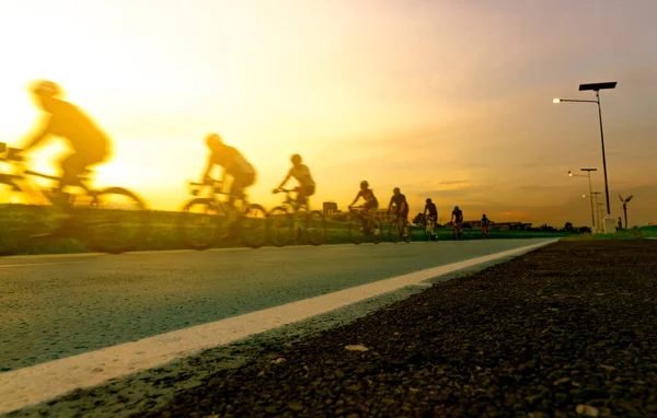 Розмитий Фото Спортивний Чоловік Їздить Велосипедах Швидкістю Руху Дорозі Ввечері — стокове фото