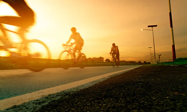 Розмитий Фото Спортивний Чоловік Їздить Велосипедах Швидкістю Руху Дорозі Ввечері — стокове фото