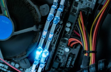 Bilgisayar anakartındaki RAM belleği. Masaüstü bilgisayarında bir sürü toz var. Kirli bilgisayarın temizlenmesi gerek. Bilgisayar sistemi. Bilgisayar donanımı. Elektronik çip. Bilgisayarın işlemcisinde PC RAM, fan ve kablo kablosu.