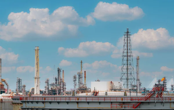 Ölraffinerie Oder Erdölraffinerie Mit Blauem Himmel Hintergrund Strom Und Energiewirtschaft — Stockfoto