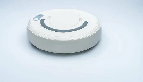 白い背景に隔離されたロボット掃除機 スマートホームコンセプトのためのロボット掃除機 掃除用の掃除ロボット 無線装置だ スマートクリーニング技術 家庭用機器 — ストック写真