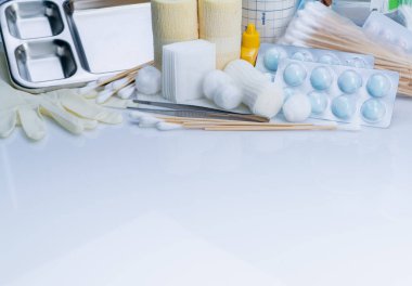 Yara bandı seti. Forseps, pamuk çubuk, uygun bandaj, elastik yapıştırıcı bandaj, alkollü pamuk yumağı, lateks kullan-at eldiven ve povidone-iyot. Hemşireler için tıbbi malzeme.