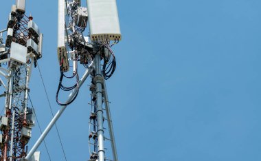 Telekomünikasyon kulesi açık mavi gökyüzü arka planına sahip. Mavi gökyüzüne karşı anten. Radyo ve uydu direği. İletişim teknolojisi. Telekomünikasyon endüstrisi. Cep telefonu ya da telekom 4G ağı.