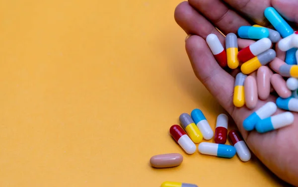 Hand Houden Kleurrijke Capsule Pillen Gele Achtergrond Antibioticum Drug Overmatig — Stockfoto