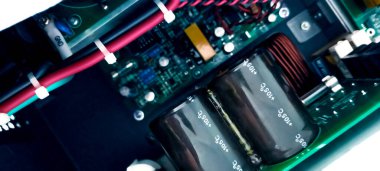 Modern ekipmanların içinde kondansatör, kablo ve güç bileşenleri olan elektronik devre kartı. Elektrik mühendisliği tasarımı, endüstriyel donanım teknolojisi ve güvenilir enerji kontrol sistemi..