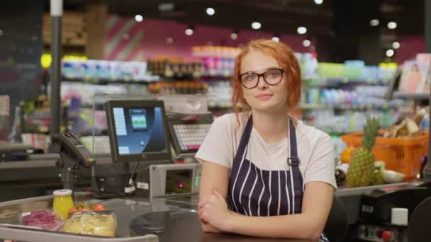 Gözlüklü Çizgili Önlüklü Gülümseyen Genç Kasiyer Modern Bir Markette Kasanın — Stok video