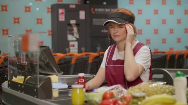 Üniformalı Şakaklarına Masaj Yapan Modern Süpermarkette Çalışırken Baş Ağrısı Hisseden — Stok video