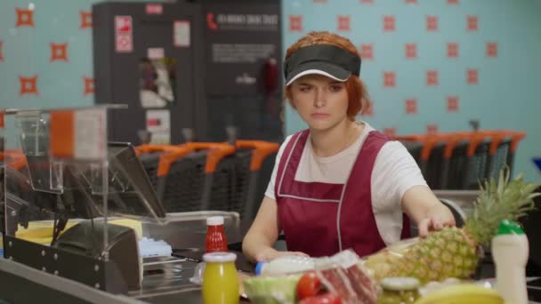 Modern Süpermarkette Çalışan Üniformalı Bir Kasiyer Mutsuz Tezgahtar Markette Çalışıyor — Stok video