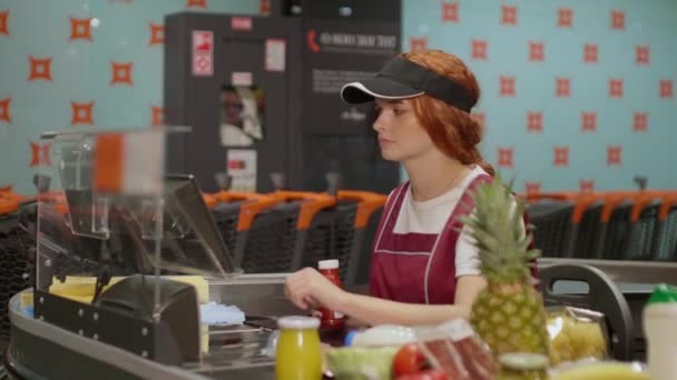 Joven Vendedor Atractivo Uniforme Intensamente Trabajando Supermercado Moderno Concepto Tienda — Vídeos de Stock