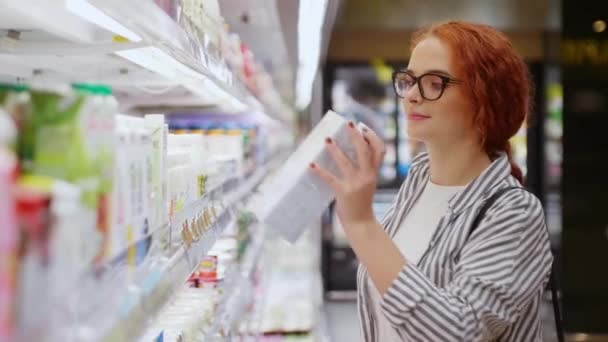 Bella Ragazza Rossa Sorridente Occhiali Vestiti Casual Usura Scegliendo Yogurt — Video Stock