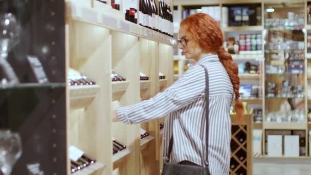 Genç Güzel Kızıl Saçlı Kadın Markette Şarap Şişesini Seçiyor Bayan — Stok video