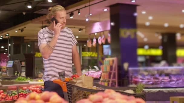 Attraktiver Blonder Bärtiger Mann Freizeitkleidung Steht Mit Einkaufswagen Voller Waren — Stockvideo