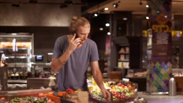 Pohledný Usměvavý Muž Vozíkem Plným Zboží Který Kontroluje Seznam Produktů — Stock video