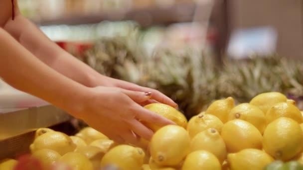 Primer Plano Trabajadora Que Pone Limones Frescos Supermercado Mujer Manos — Vídeos de Stock