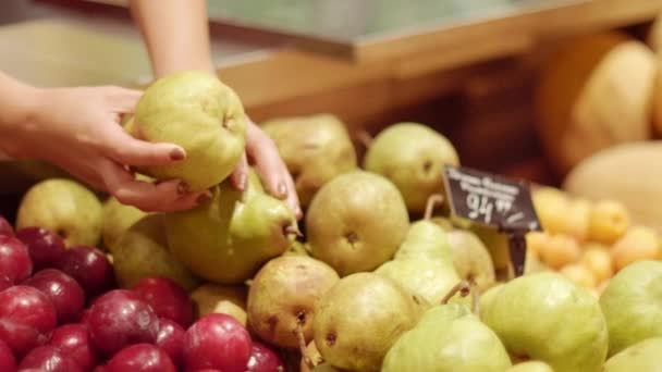 Kadın Eli Kapalı Marketten Taze Meyve Seçiyor Marketteki Meyve Sebze — Stok video