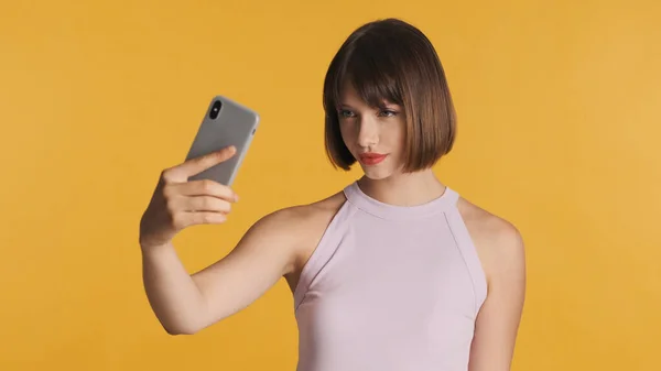 Menina Morena Bonita Com Cabelo Bob Lábios Vermelhos Fazendo Selfie — Fotografia de Stock