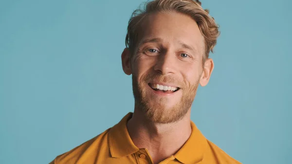 Genç Sarışın Sakallı Adam Kameraya Bakıyor Renkli Bir Geçmişle Gülümsüyor — Stok fotoğraf