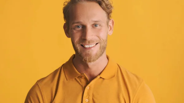 Çekici Neşeli Sarışın Sakallı Adam Renkli Arka Planda Kameraya Bakıyor — Stok fotoğraf