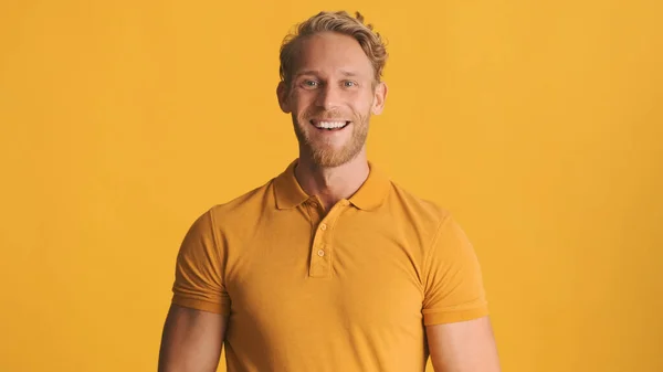 Sıradan Giyinmiş Gülümseyen Sarışın Sakallı Genç Adam Renkli Arka Planda — Stok fotoğraf
