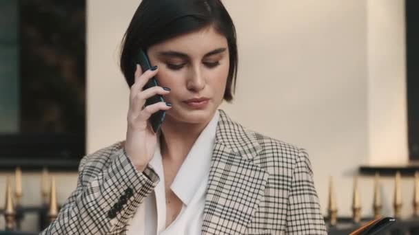 Moderna Mujer Negocios Elegante Discutiendo Trabajo Hablando Teléfono Inteligente Calle — Vídeo de stock