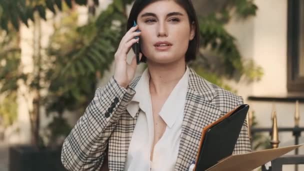 Jeune Femme Affaires Parlant Sur Smartphone Plein Air Dame Élégante — Video