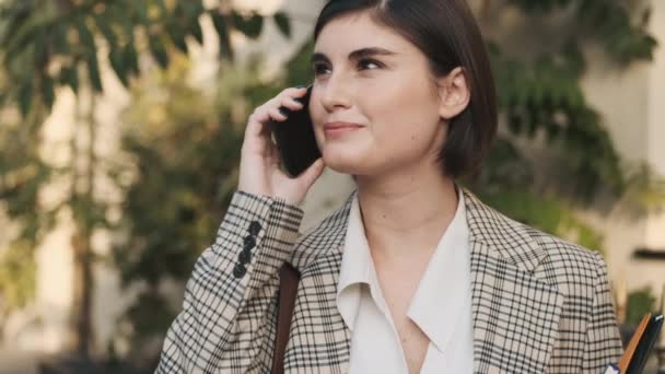 Seguimiento Tiro Joven Mujer Negocios Hablando Teléfono Inteligente Espera Negocios — Vídeo de stock